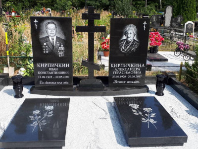 Двойной памятник с крестом